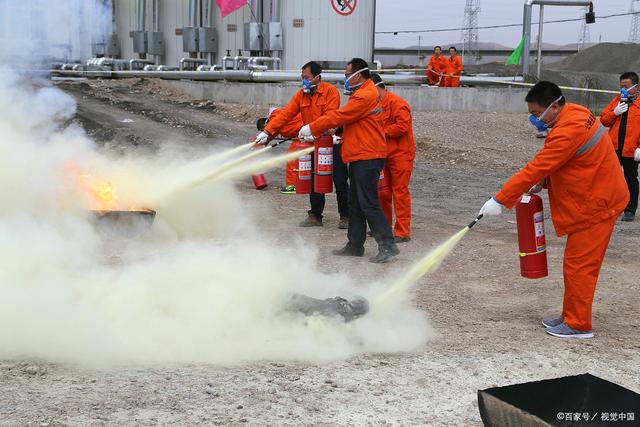 恐怖如斯！員工救火用嘴吹，造成19人死亡，工廠被吹倒閉
